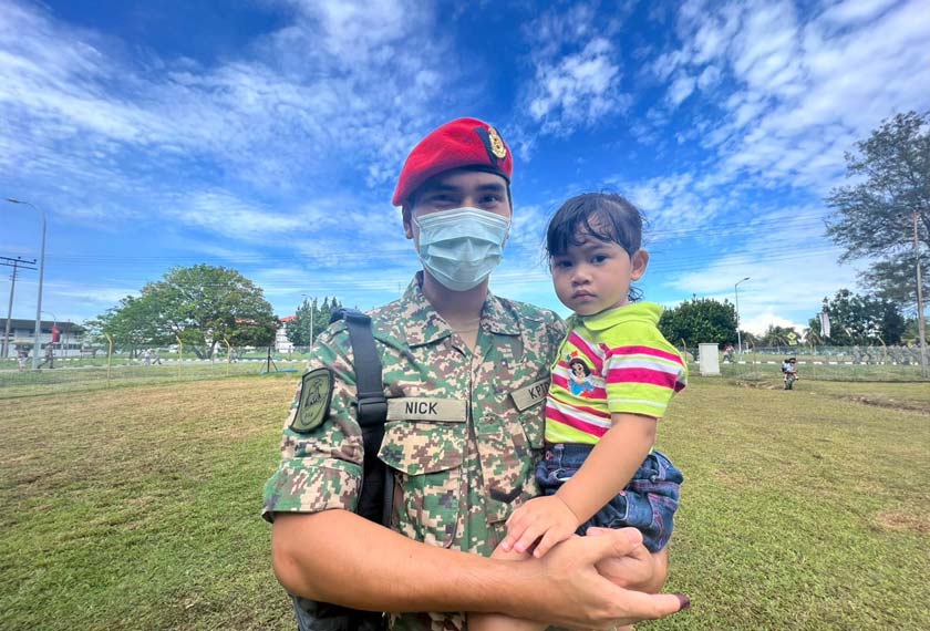   Koperal Nicksonry Emperial Hailis bersama anak perempuannya, Gabriella. - Astro AWANI