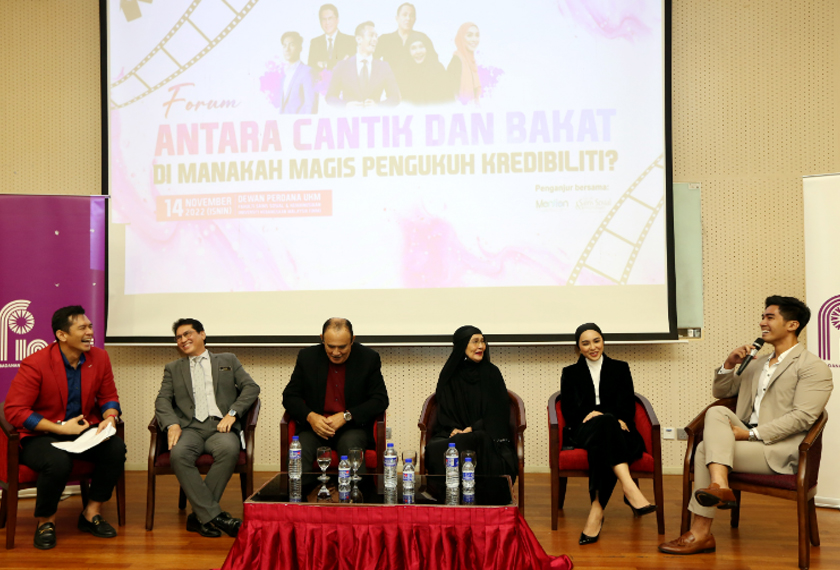 Topik hangat yang dibincangkan dalam forum Antara Cantik dan Bakat? Di Manakah Magis Pengukuh Kredibiliti? yang berlangsung di UKM. - Foto Gempak