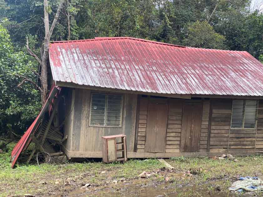Keadaan rumah pusaka milik Paryadi yang rosak dan teranjak dari tapak asalnya. - Astro AWANI