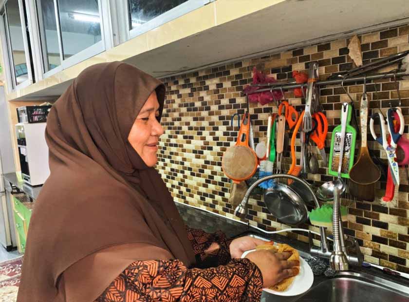 Rohana ketika sedang menjalankan tugasnya sebagai seorang suri rumah sepenuh masa.