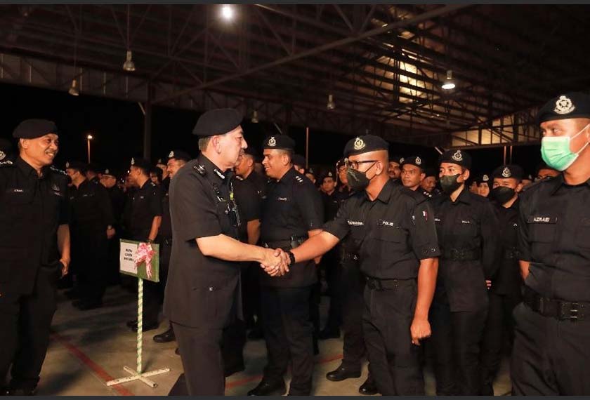 Muhamad Zaki berkata, hampir 1,400 anggota tambahan untuk membantu proses perjalanan PRU15 di Kelantan telah tiba semalam.
