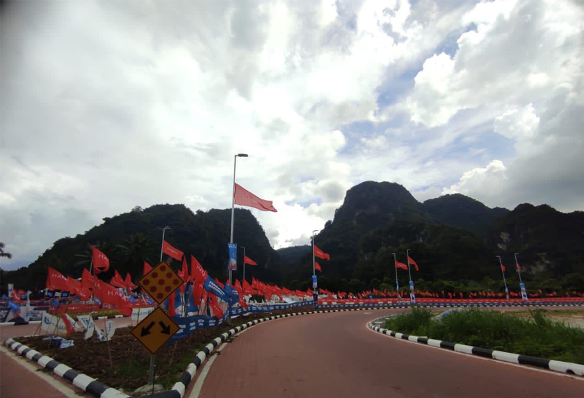 Perang bendera di pekan Tambun.