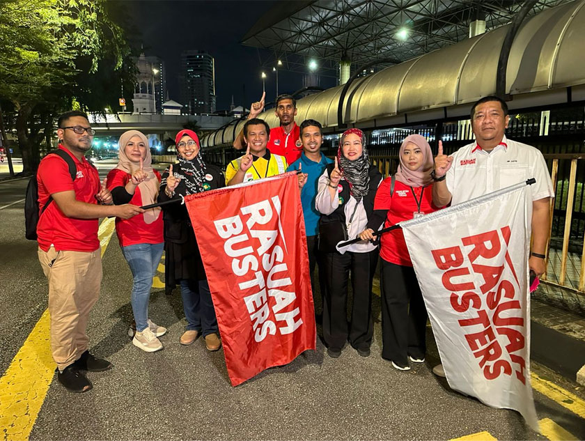 Setiausaha Agung ABIM, Fazril Saleh (keempat dari kiri) bersama peneraju program Tampung Tambang Balik Mengundi ketika majlis pelepasan pada malam Jumaat di Kuala Lumpur - Foto/AstroAWANI