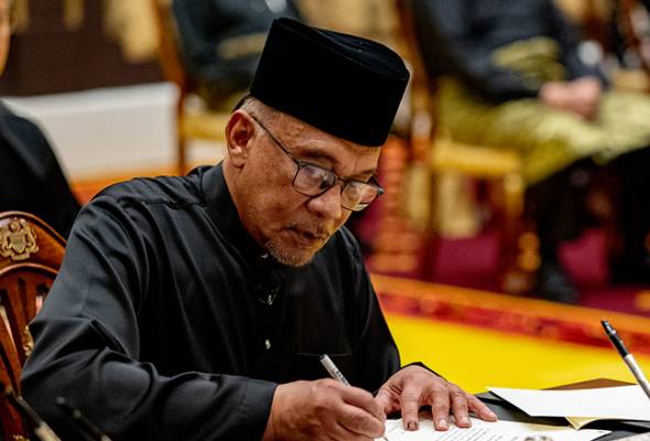Anwar caps ardous political journey with premiership | Awani International