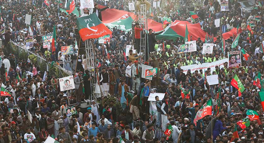 Penyokong Imran berkumpul untuk mendengar ucapan pemimpin mereka yang muncul pada perhimpunan awam buat kali pertama sejak terselamat daripada cubaan bunuh awal bulan ini, di Rawalpindi, Pakistan, 26 Nov 2022. REUTERS