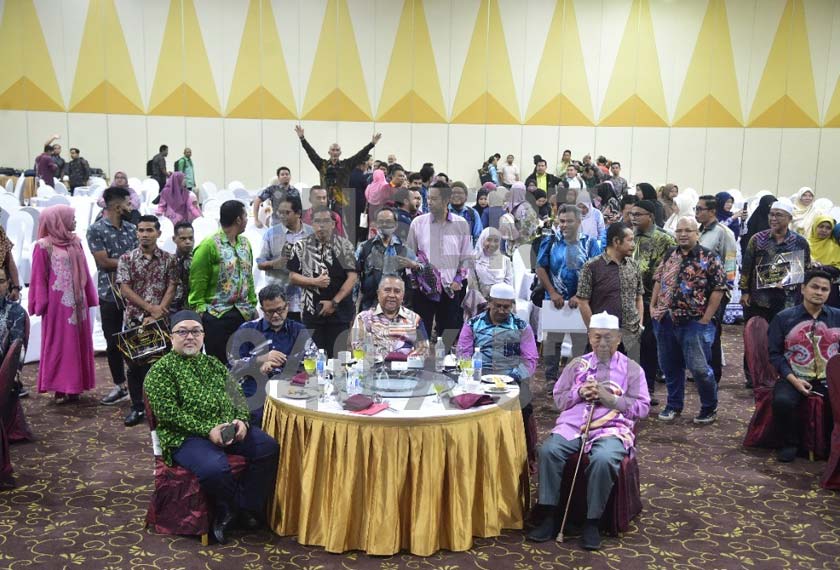 Pengamal media bergambar kenangan pada Majlis Apresiasi Media Terengganu 2022 anjuran Urusetia Penerangan Darul Iman (UPDI). - Astro AWANI