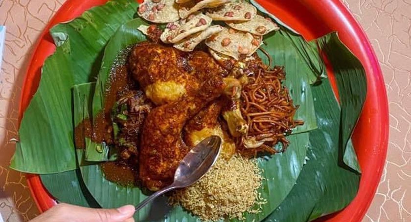 Ciri-ciri Nasi Ambeng Tradisional Selangor, ia perlulah mengandungi nasi putih, ayam masak semur, mi goreng, ikan masin, serunding kelapa, sambal goreng dan rempeyek - Foto/AstroAWANI/HafiziRosli