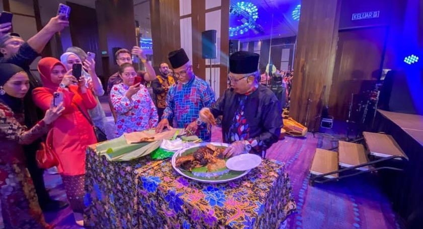 Proses penyediaan Nasi Ambeng yang kebiasannya dihidangkan di dalam talam - Foto/AstroAWANI/HafiziRosli