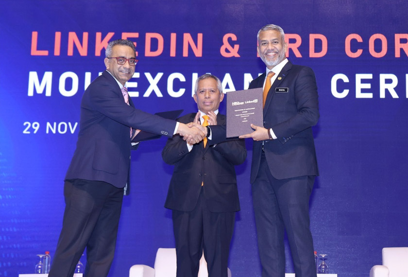 Acara penukaran Memorandum Persefahaman antara (Kanan) Ketua Eksekutif HRD Corp, Datuk Shahul Dawood, dan (kiri) , Pengurus LinkedIn Malaysia, Rohit Kalsy. Acara tersebut disaksikan oleh (tengah) Pengerusi HRD Corp, Datuk Seri Jamil Salleh.
