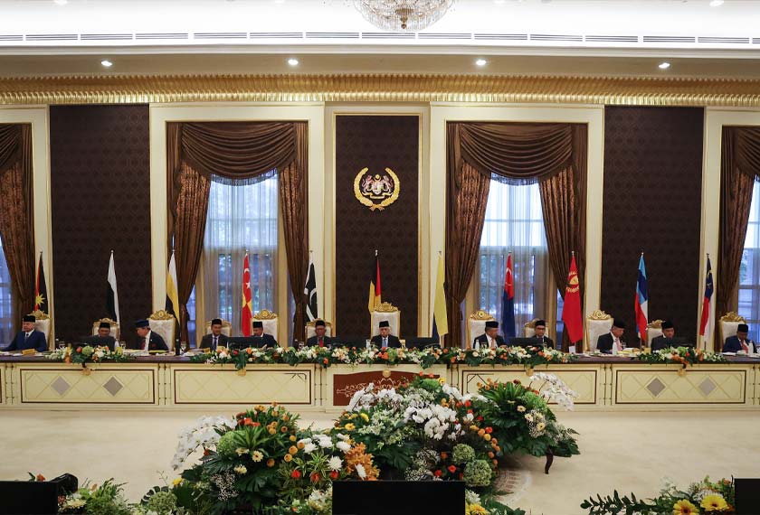 Yang Dipertuan Besar Negeri Sembilan Tuanku Muhriz Ibni Almarhum Tuanku Munawir (tengah) ketika mempengerusikan Mesyuarat Majlis Raja-Raja ke-260 di Istana Negara hari ini. - Foto BERNAMA