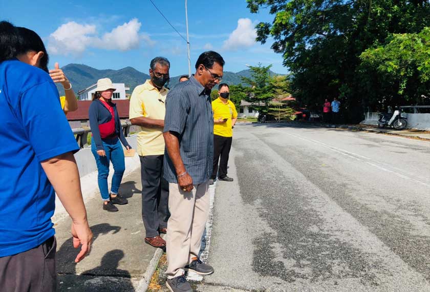 Selain wakil Jabatan Kejuruteraan MBI, turut hadir hari ini adalah wakil syarikat konsesi, Ahli Majlis MBI, S Jayagopi, dan Ketua Biro Aduan dan Perkhidmatan Awam MCA Perak, Low Guo Nan. - Foto Astro AWANI