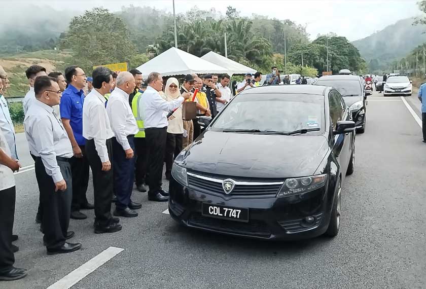 Menteri Besar Pahang, Datuk Seri Wan Rosdy Wan Ismail pada Majlis Pembukaan Jalan FT008, Jalan Bentong-Gua Musang Seksyen 16 berhampiran Kilang Lee Rubber pada Rabu. - Astro AWANI