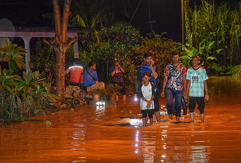 Penduduk keluar dari kawasan perumahan ekoran kejadian banjir kilat ketika tinjauan di Taman Chepor Dalam awal pagi ini. - Foto BERNAMA