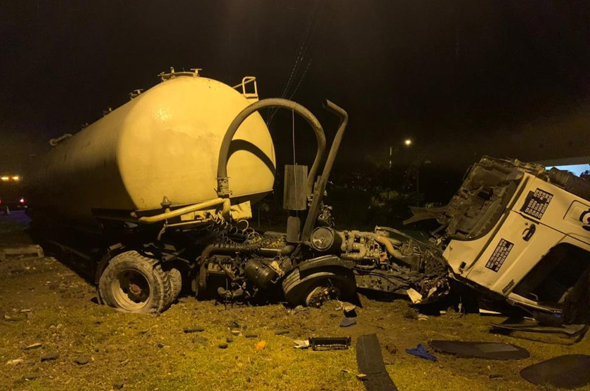 Keadaan lori tangki yang terlibat dalam kemalangan dengan Perodua Axia di Pantai Remis awal pagi ini. - Foto JBPM Perak