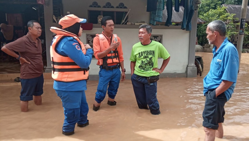 Hujan lebat berterusan sejak malam tadi menyebabkan Mukim Baling, Pulai, Siong dan Kupang dinaiki air. - Foto APM