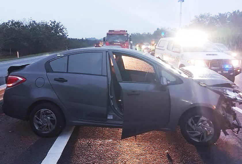 Seorang lelaki maut dalam nahas melibatkan tiga buah kenderaan di Kilometer 37.1 Lebuh Raya Utara-selatan (arah Selatan), di Kulai. - Foto JBPM