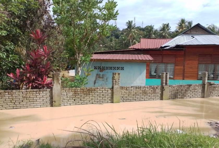 Pemantauan yang dilakukan mendapati, trend air sungai yang meningkat selain pintu air dibuka menyebabkan kejadian banjir kilat itu berlaku. - Foto JBPM