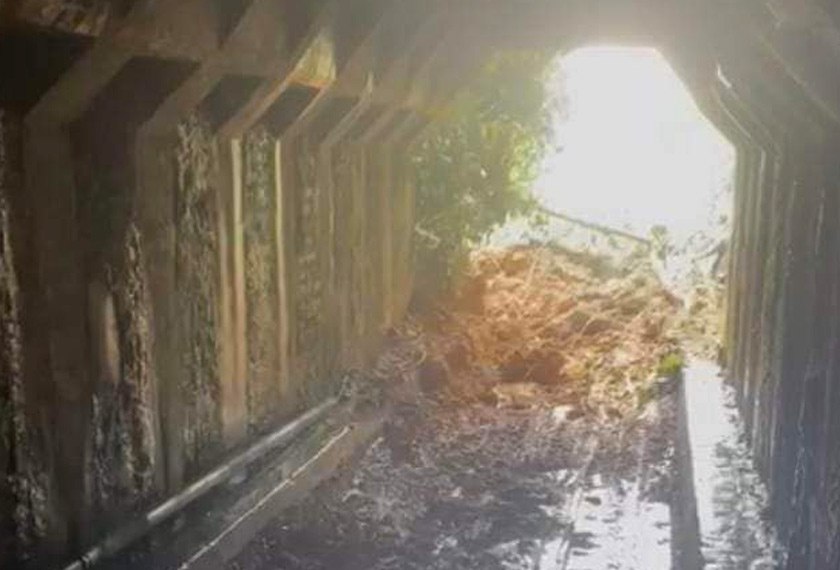 Tanah runtuh menutupi sebahagian terowong Dambai mengakibatkan perjalanan kereta api tergendala. - Astro AWANI