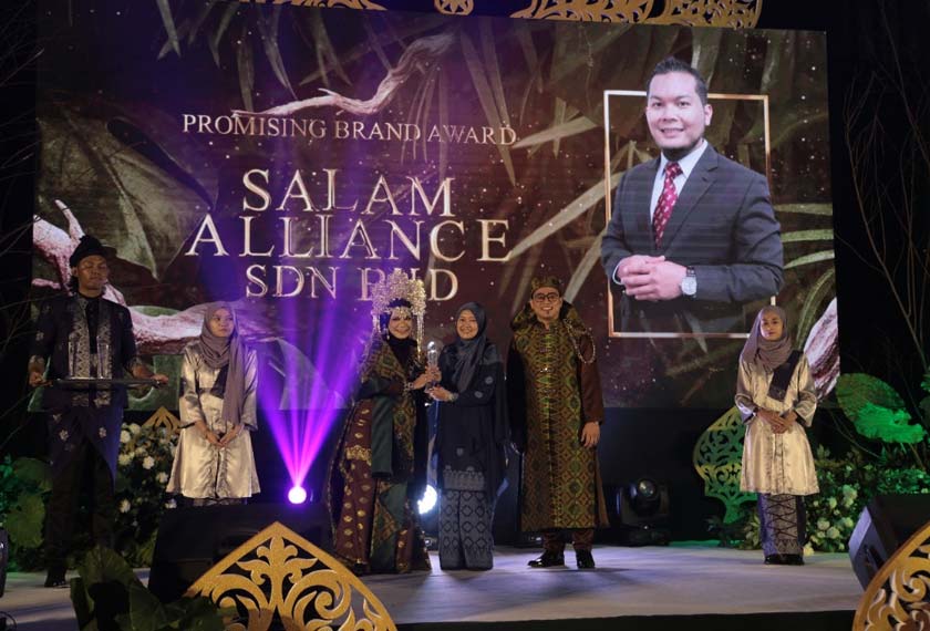 Pada majlis sama, Ibu Hanim turut menyampaikan lima anugerah kepada usahawan terpilih meliputi kategori Rising Star, Promising Brand, Industry Leader, Business Transformational dan Highest Growth. 