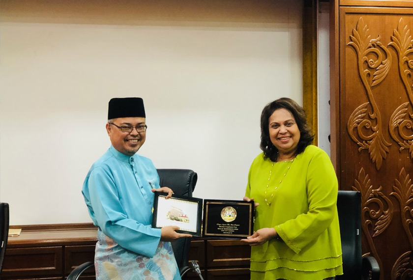 Rumaizi menyampaikan cenderamata daripada MBI kepada Zurainah. - Astro AWANI