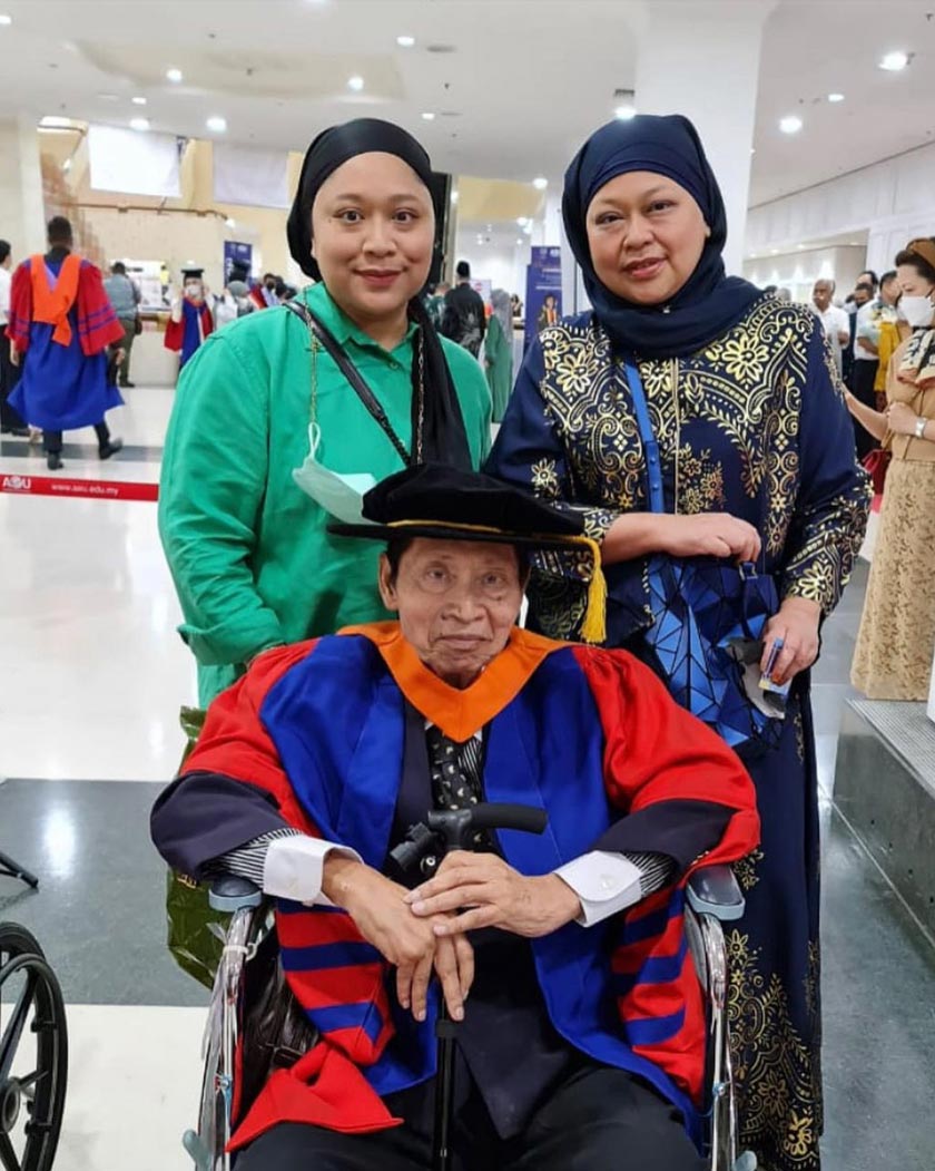 Bersama dua anaknya, Shelly (kanan) dan Syana (kiri) yang menjadi tulang belakang Dr Yeop Ali dalam tamatkan pengajian PHD - Foto/HafiziRosli