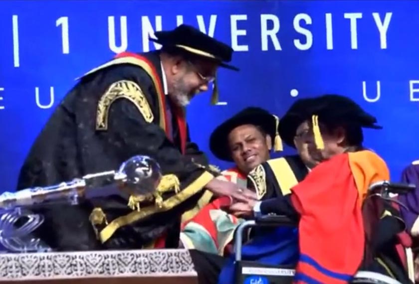  Dr Yeop Ali terpaksa bekerusi roda atas faktor kesihatan ketika menerima skrol daripada Canselor AeU, Tan Sri Dr Syed Hamid Albar dalam majlis konvokesyen di Kuala Lumpur - Foto/Youtube/AeU