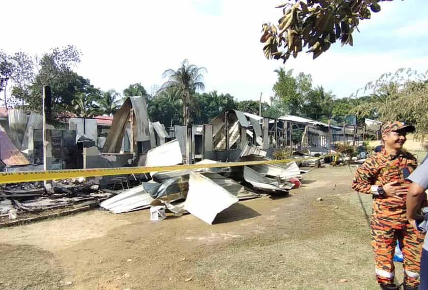 Anggota Bomba bertindak menggunakan dua aliran hos, dua cabang pembahagi, empat nozel air dari tangki jentera dan pili bomba bagi memadamkan kebakaran. - Foto JBPM
