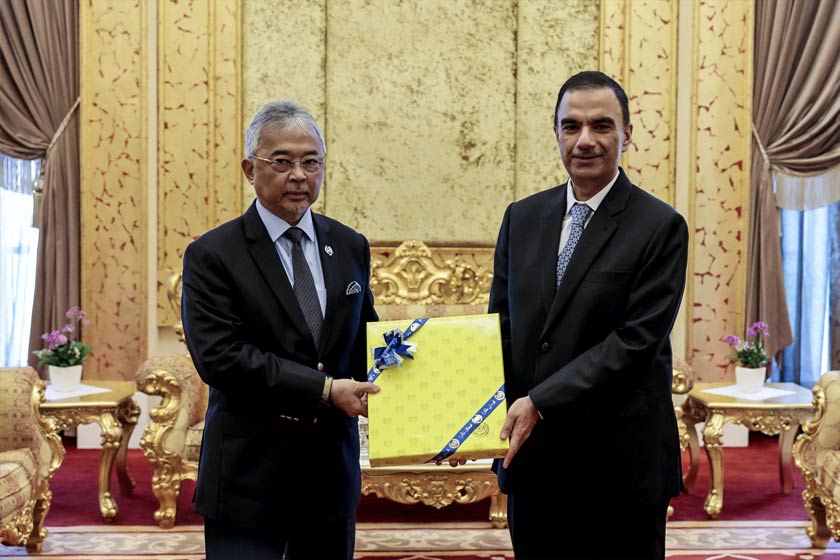 Yang di-Pertuan Agong berkenan berangkat ke majlis menghadap perpisahan Duta Besar Qatar ke Malaysia Fahad Mohammed Kafoud hari ini. - Foto BERNAMA