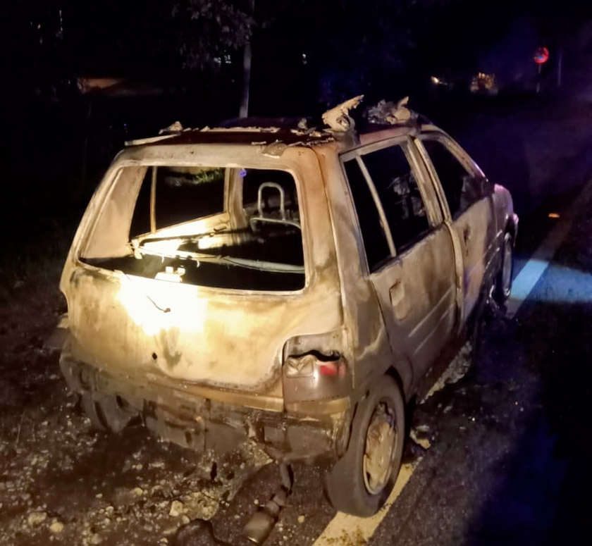 Kebakaran melibatkan sebuah kereta jenis Perodua Kancil yang terbakar sepenuhnya. - Foto JBPM