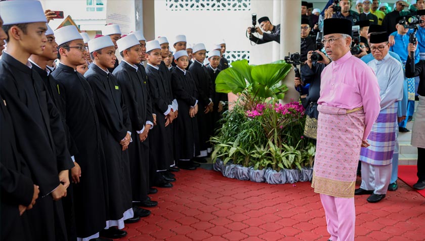 Yang di-Pertuan Agong Al-Sultan Abdullah Ri’ayatuddin Al-Mustafa Billah Shah (dua, kanan) berkenan beramah mesra dengan sebahagian pelajar tahfiz pada Majlis Perasmian Kompleks Maahad Tahfiz Turath Negeri Pahang (MTTNP) hari ini. - Foto BERNAMA