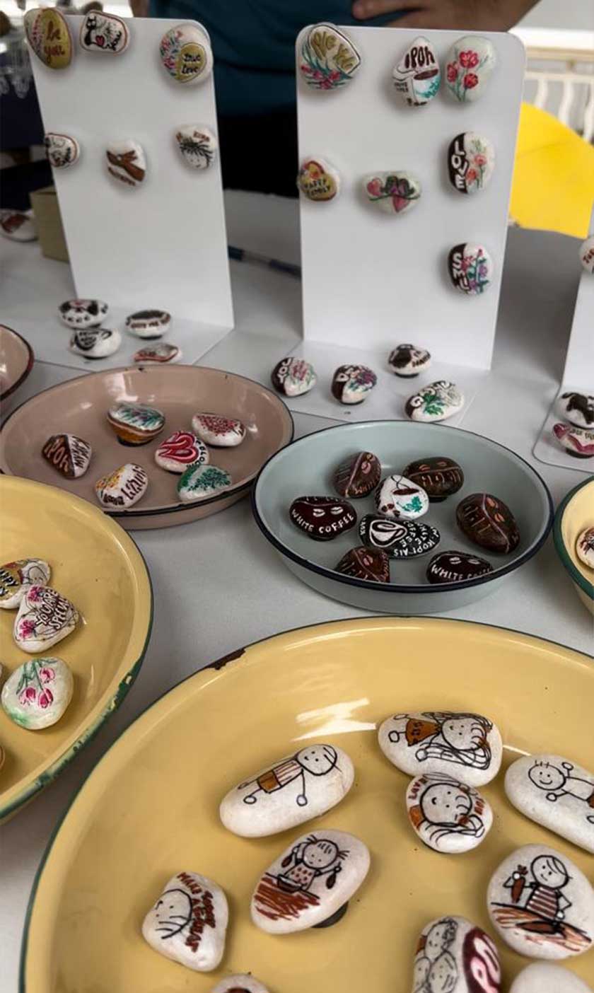 Antara produk, hasil tangan yang dijual di lorong tersebut. 