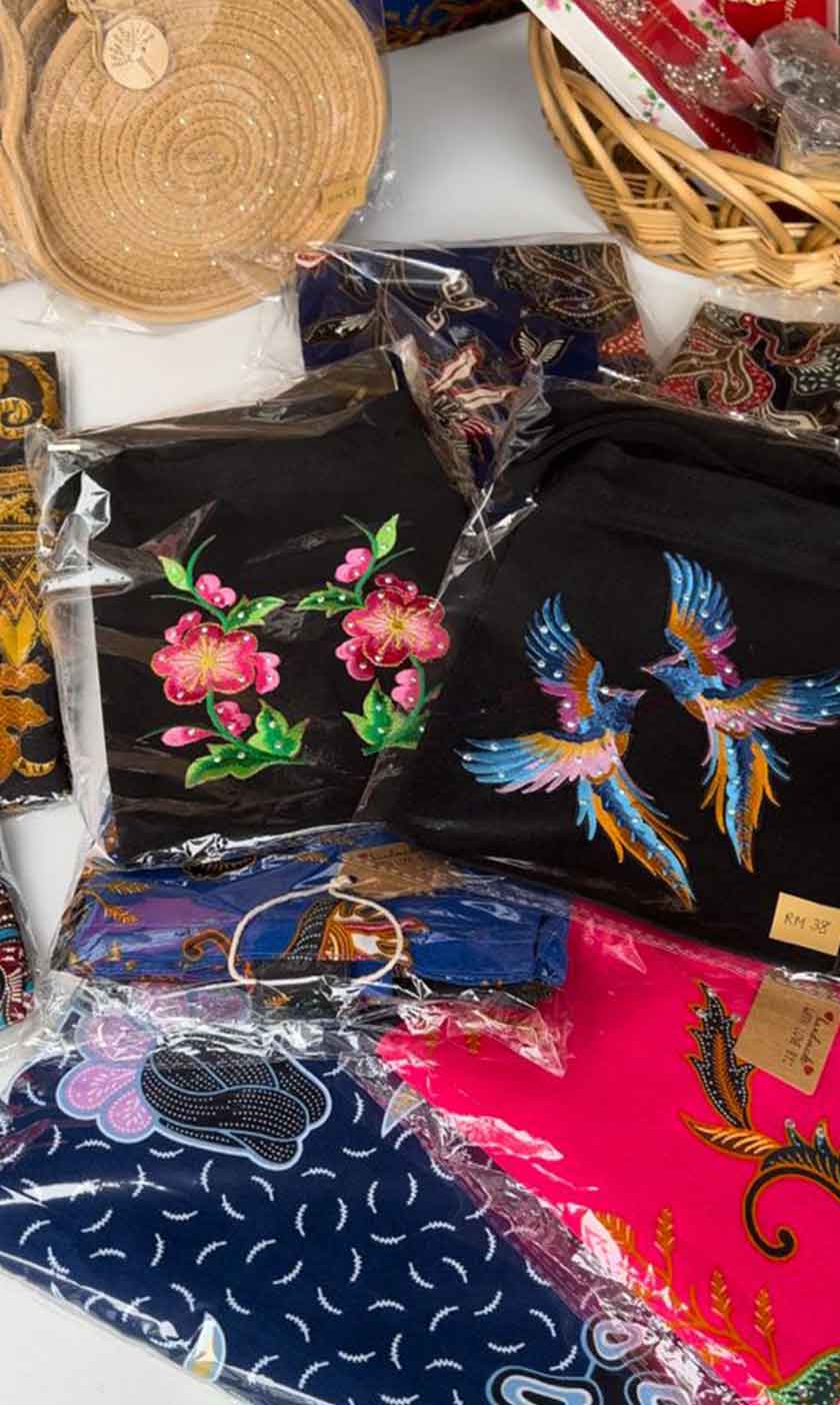 Produk yang dijual di Lorong Seni mengetengahkan produk berkaitan Ipoh, Perak dan Malaysia.