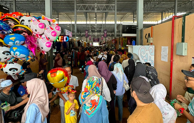 Pengunjung mula memenuhi Pasar Payang sejak awal pagi untuk membawa pulang produk tempatan pulang ke tempat masing-masing - Foto/AstroAWANI/HafiziRosli