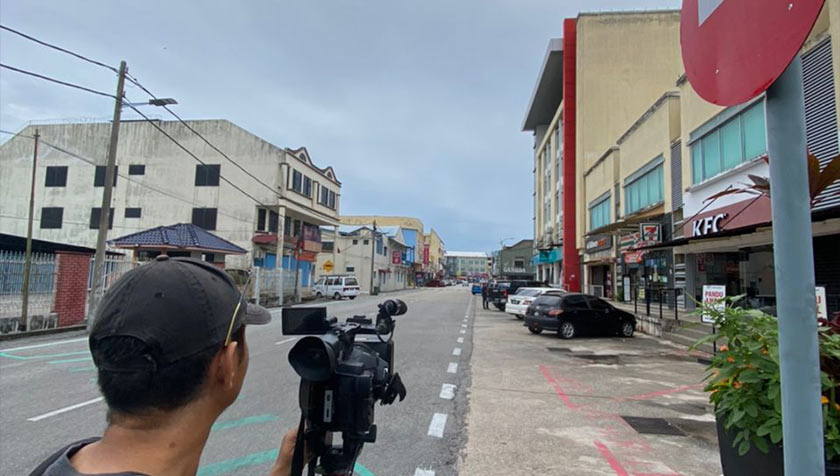 Penulis dan jurukamera, Khairulazman Mohamad menjelajah di sekitar Pekan mendengar isu rakyat. Gambar: Astro AWANI