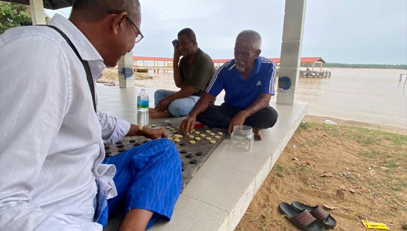 Selain turun ke laut, nelayan di Kuala Pahang turut beriadah bermain dam bersama kawan-kawan. Gambar: Astro AWANI