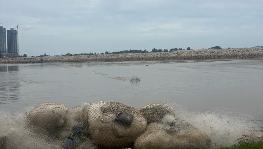 Isu penambakan laut dan kesesakan kapal di perairan Melaka jelas turut melibatkan kehidupan nelayan kerana lautan itu merupakan tempat mereka mencari rezeki. - Foto Astro AWANI