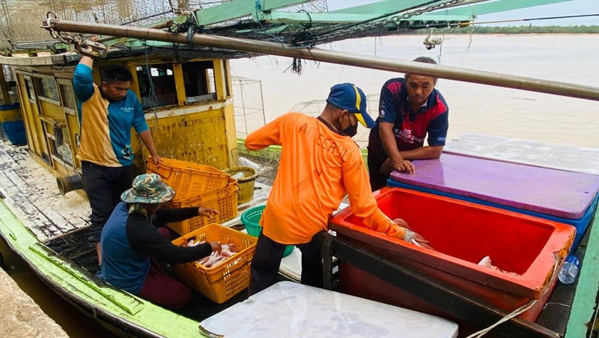 Nelayan Kuala Pahang menggunakan pukat bubu mencari rezeki di perairan Laut China Selatan. Gambar: Astro AWANI