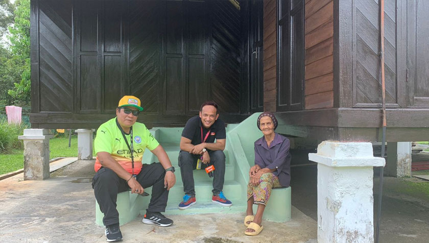 Krew Astro AWANI bersama CIk Wah di Kampung Batu Hampar, Rembau