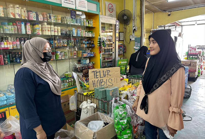 Nur Illyani (kanan) bersama Zulaikha (kiri) mahu kerajaan tangani masalah kekurangan telur dalam masa terdekat - Foto Astro AWANI/Hafizi Rosli