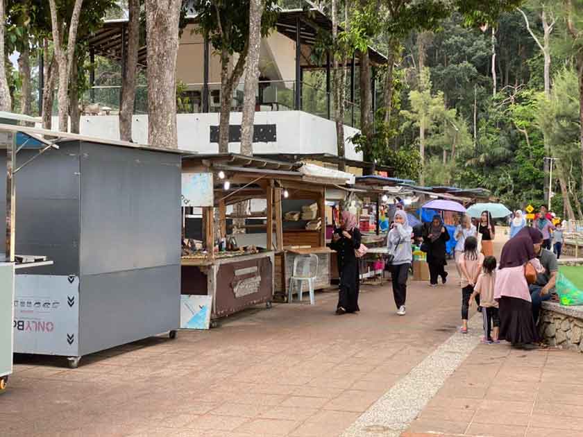 Peniaga inginkan fasiliti di Teluk Cempedak ditambah baik demi keselesaan pengguna. Gambar: Astro AWANI