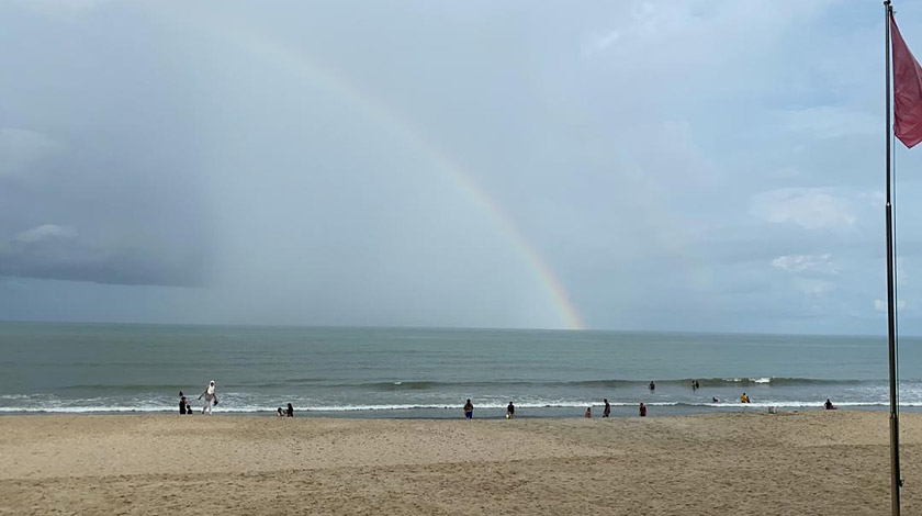 Antara aktiviti utama pengunjung bermandi di pantai Teluk Cempedak. Gambar: Astro AWANI
