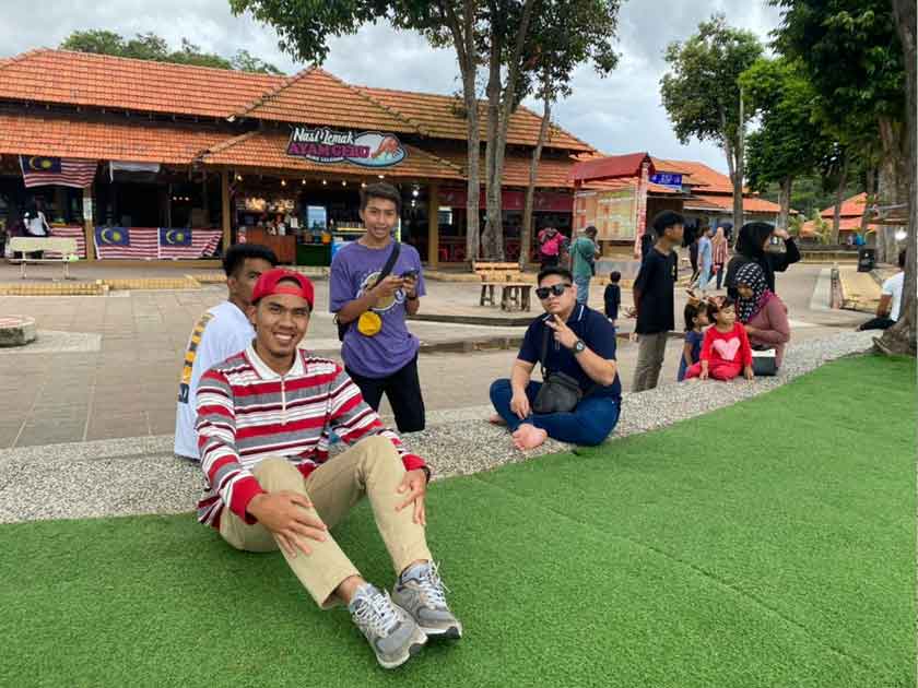 Pengunjung dari dalam dan luar negara bersantai di tepi pantai Teluk Cempedak. Gambar: Astro AWANI