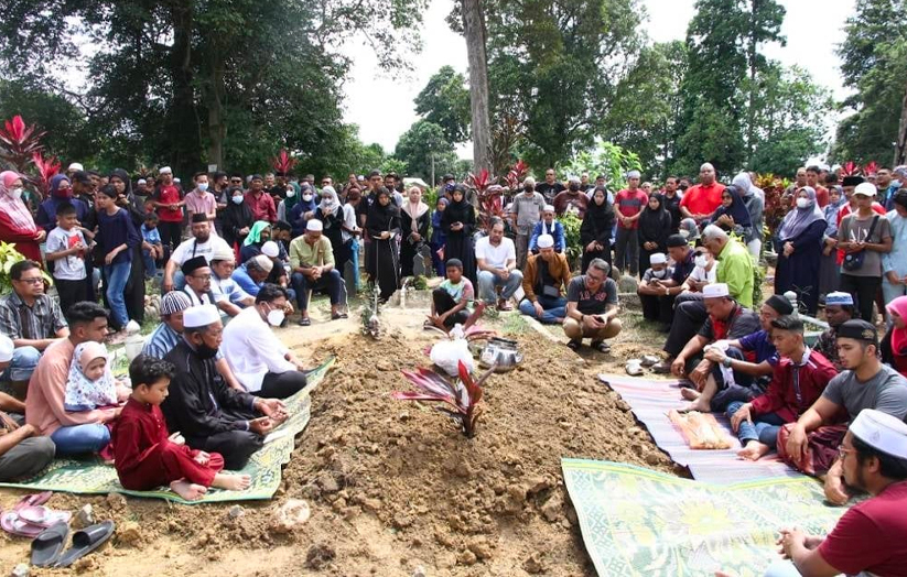 Suasana pilu menyelubungi pengebumian jenazah pasangan suami isteri yang terlibat dalam kemalangan di Tanah Perkuburan Islam Bakar Bata, Tanjung Rambutan.