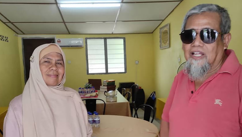 Insiden itu menyebabkan Syed Othman hilang deria penglihatan namun isterinya setia menemani sejak dari dulu hingga sekarang.