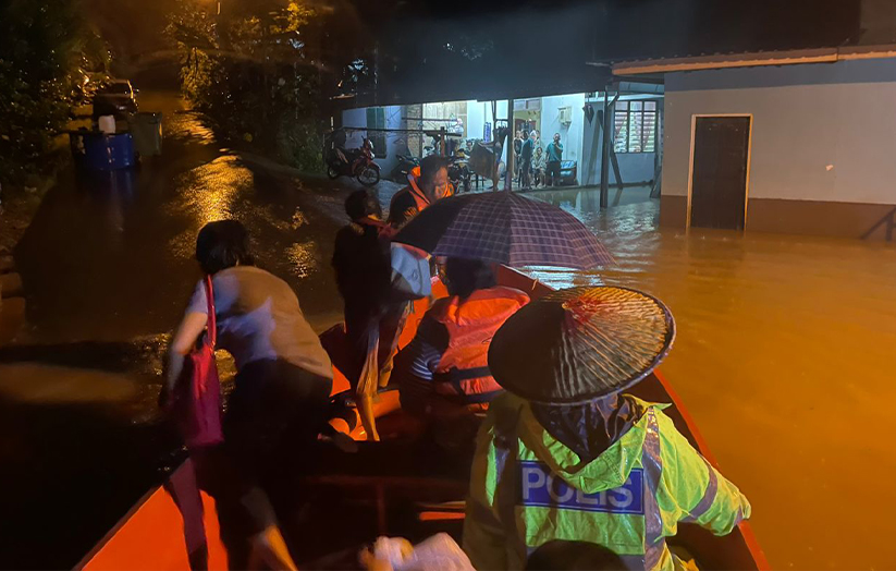 Kawasan lain yang dilaporkan terjejas ialah Kampung Baru, Desa Damai, Kampung Assyakirin dan Bukit Orang. - Foto JBPN Sarawak