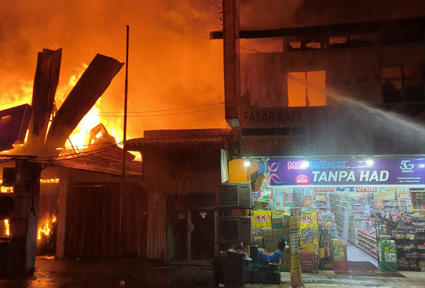 Kebakaran melibatkan sebuah kedai emas sebelum merebak ke 12 lagi kedai bersebelahan. - Foto JBPM