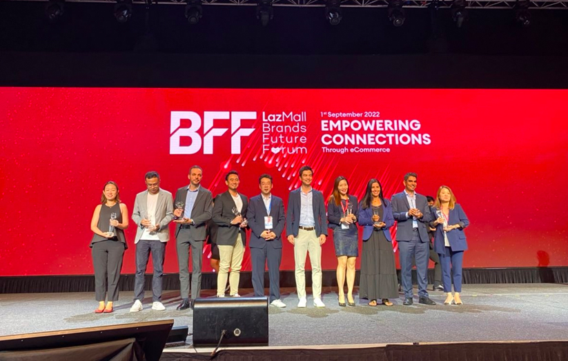 Ketua Pegawai Eksekutif Kumpulan Lazada, James Dong (tengah) menyampaikan anugerah kepada BFF 2022 di Resort World Sentosa, Singapura, hari ini. – Gambar Astro AWANI/ HAFIZI ROSLI