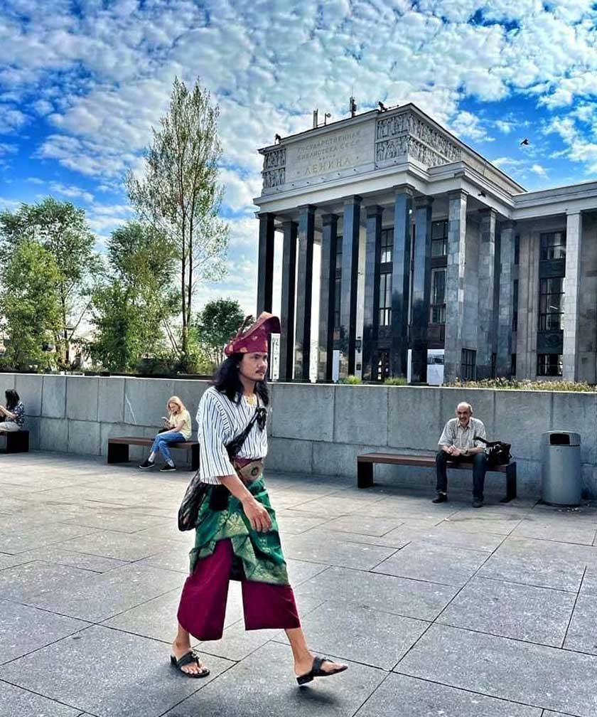 Sebagai warga Malaysia, Mohd Sallehin Hussain bangga dapat memperagakan busana lengkap dengan tanjak secara solo di Moscow, semasa tugasan cubaan menukar sudut pandang tentang Rusia. - Astro AWANI