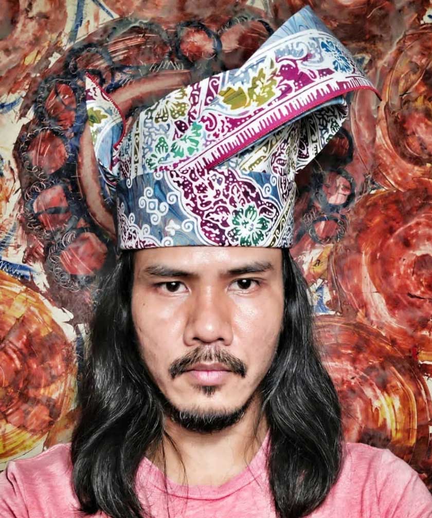 Tanjak Mahkota Alam gubahan Mohd Sallehin sendiri di bawah label tanjakfansuri, lazimnya gelaran untuk seorang pemimpin yang alim atau warak dan mampu mentadbir dua kerajaan. - Astro AWANI