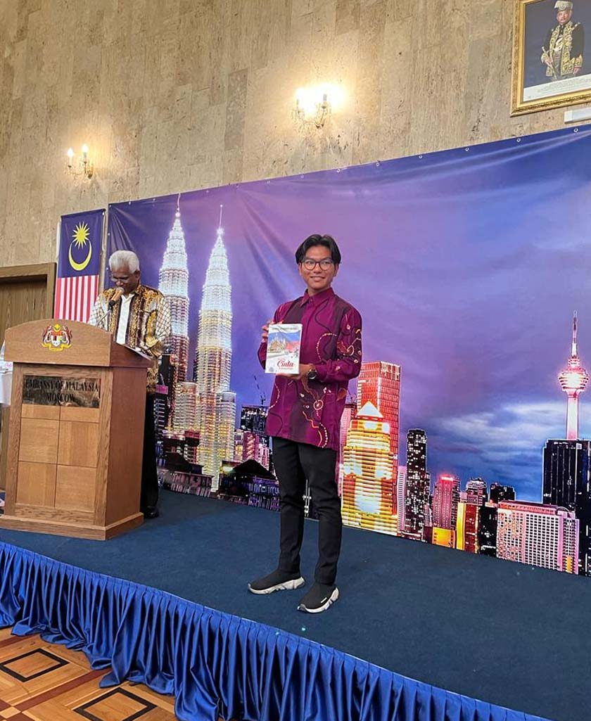 Majlis pelancaran buku berjudul Senandika Cinta & Korona di Rusia berlangsung di Moscow semasa sambutan Hari Kemerdekaan ke-65 dan dipilih kerana temanya cuba mengeratkan hubungan Malaysia-Rusia melalui usaha memperbetulkan sudut pandang tentang Rusia. - Astro AWANI